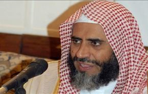 بالصور؛ هكذا تصرف داعية سعودي أثناء عزف السلام الوطني