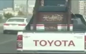 گردش پرچم ایران روی منبر در شهر شیعه عربستان!+ویدئو