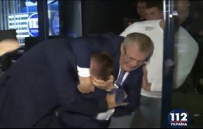 مشهد صادم.. الفاظ بذيئة ولكمات عنيفة داخل البرلمان الاوكراني!