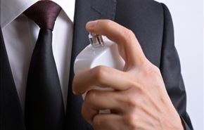طريقة مبتكرة تضمن بقاء رائحة عطرك لأكثر من 10 ساعات!