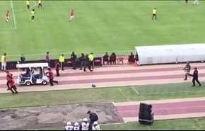 بالفيديو.. مهاجم يهرب من ملاحقة الشرطة في الملعب داخل الإسعاف!