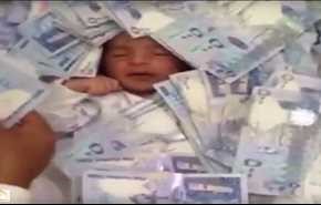 بالفيديو: سعودي يغطي رضيعا بـ