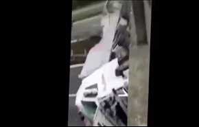 فيديو مرعب ... انهيار جسر يسحق 4 سيارات