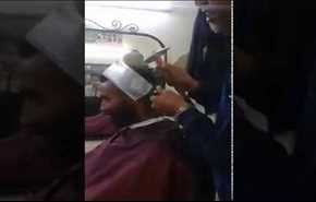 فيديو.. حلاق يقص شعر زبائنه بالساطور والمطرقة