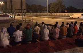 مواطنون بحرينيون يؤدّون صلاة العشاءين في موقع مسجد 