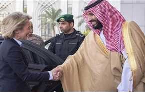 وزيرة الدفاع الألمانية ترفض ارتداء العباءة بالسعودية!