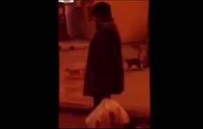 شاهد ماذا فعل عامل لحظة مغادرته المطعم بعد منتصف الليل؟
