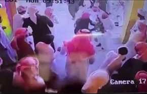 شاهد.. طالب سعودي يدخل مدرسته حاملا رشاشاً ويهدد به المعلمين