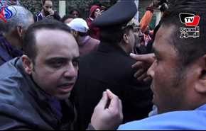شاهد.. مسؤول امني مصري رفيع لمتظاهرين ضد بيع الجزيرتين للسعودية: 