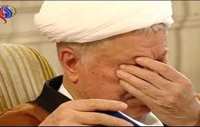 بالفيديو.. آية الله هاشمي رفسنجاني عندما ذرف الدموع على 