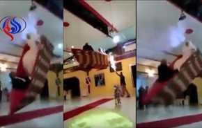 بالفيديو.. كارثة لعروسين قررا دخول قاعة الزفاف بشكل غير تقليدي..