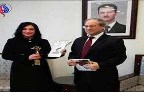 بالصور..لأول مرة الخارجية السورية تكرم فنانة سورية!