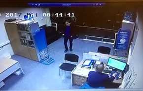 شاهد ماذا فعل مسافر متأخر بموظف شركة الطيران !!