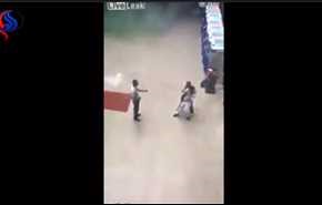 بالفيديو/ رجل يضع السكينة على رقبة رهينة.. وهكذا حدثت المفاجأة!