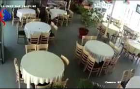 شاهد شاحنة تحمل 20 طناً من الإسمنت تقتحم مطعماً وهذه النتيجة!