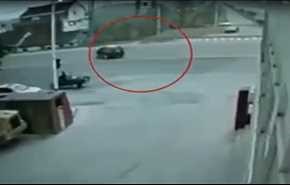 بالفيديو.. لقطات صادمة لسيارة تركن على سطح منزل ارتفاعه 3 أمتار!