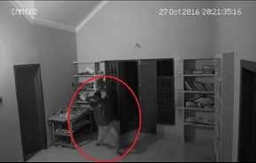 فيديو تقشعر له الأبدان..فُتِحَ الباب لوحده ودخلت 