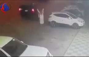 شاهد سعودي طارد لصا سرق سيارته بلمح البصر..
