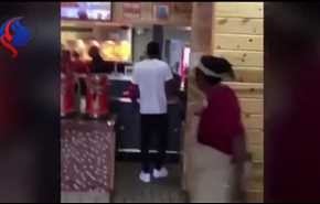 شاهد.. ماذا فعل زبون غاضب داخل مطعم بسبب وجبته غير الناضجة