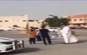 فيديو؛ السعودية .. مفحط يدهس رجلا ويفر هاربًا !