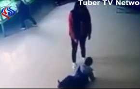 فيديو صادم.... هذا مافعلته معلمة بتلميذها لأنه لم يأخذ قيلولة!