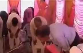 بالفيديو.. أشخاص يصلّون بطريقة غريبة بينهم نساء!!