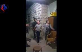 شاهد كيف دافعت طفلة فلسطينية عن منزلها بشجاعة؟!