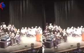 صادم/ بالفيديو..في حفل تخرجه، طالب يحاول ضرب مُعلميه