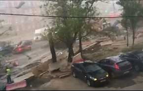 بالفيديو .. عاصفة مدمرة تضرب موسكو