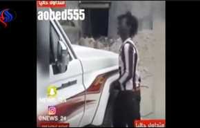 وضع قدمه تحت عجلات السيارة... وفجاة قاموا بهذه الفعلة الشنيعة!
