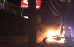 بالفيديو... لقطات صادمة لضباط شرطة يركلون سائقا مشتعلا بالنيران