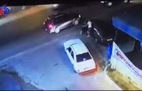 فيديو... انظروا إلى مرتكب جريمة كأنه يمثل في فيلم بوليسي!