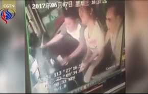 بالفيديو... تشاجر مع زوجته فقلب حافلة الركاب!