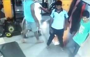 شاهد لحظة وفاة شاب في ناد رياضي .. إليكم القصة!