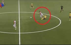 فيديو طريف جدا.. لاعب يمسك قميص الخصم لمسافة طويلة