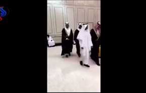 بالفيديو.. لحظة تعرض عريس خليجي لموقف محرج للغاية امام الضيوف