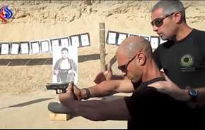 شاهد بالفيديو.. هكذا جند الاحتلال السياح بمعسكرات متطرفة
