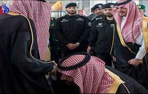 شاهد بالفيديو..بعد أن كلفه بإدارة شؤون المملكة...بن سلمان يقبل قدم والده