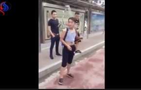 شاهد: رجل صيني حل مشكلة الجو الحار بشكل لا يتوقعه أحد!