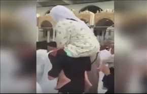 بالفيديو..شاب يحمل 