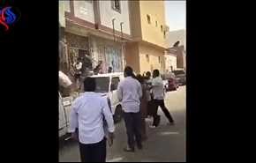 بالفيديو.. شجار دامي بالعصي وتحطيم محال في السعودية!
