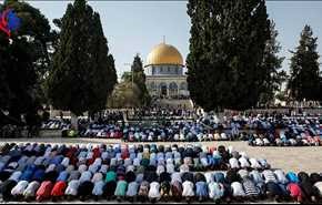 القدس المحتلة تشهد عيدين هذا العام، وعشرات الآلاف يؤدون صلاة العيد بالاقصى+فيديو
