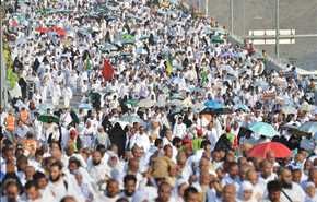 صورة مؤثرة...حاجّة تحمل والدتها على ظهرها طوال أيام الحج