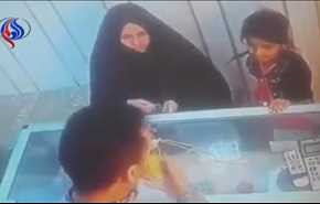 بالفيديو... امرأة تسرق محل ذهب بمساعدة طفلتها