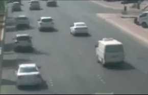 بالفيديو.. نجاة سائق من 