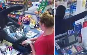 بالفيديو.. أطرف حيلة استخدمها لص لسرقة متجر!