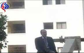 هكذا يمنع مدير المدرسة الطلاب عن الهروب!!