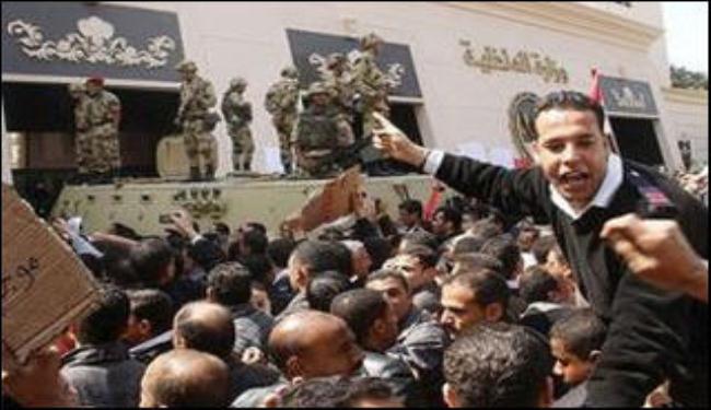 الشرطة تتمرد في القاهرة لاقالة وزير الداخلية