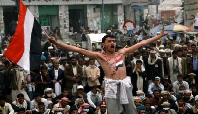 صهر صالح وعشرات الضباط ينضمون الى الثورة اليمنية