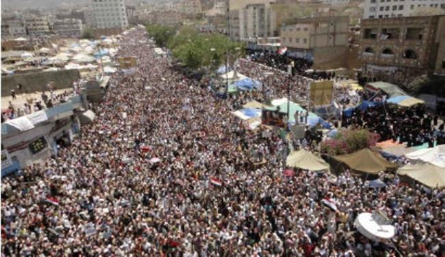 مئات الجرحى جراء قمع السلطات اليمنية لمسيرة مليونية في تعز
